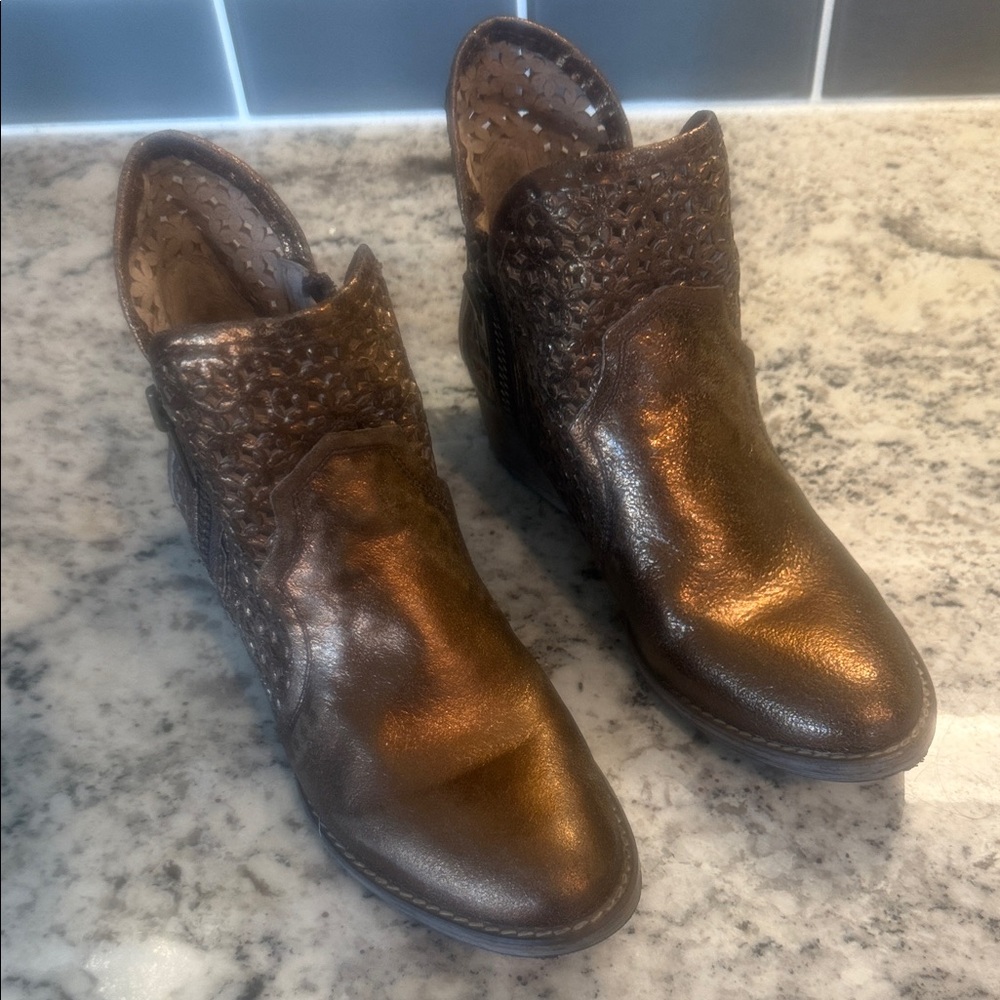 Circle G‎ Women's 8.5 Gold Ankle Boots